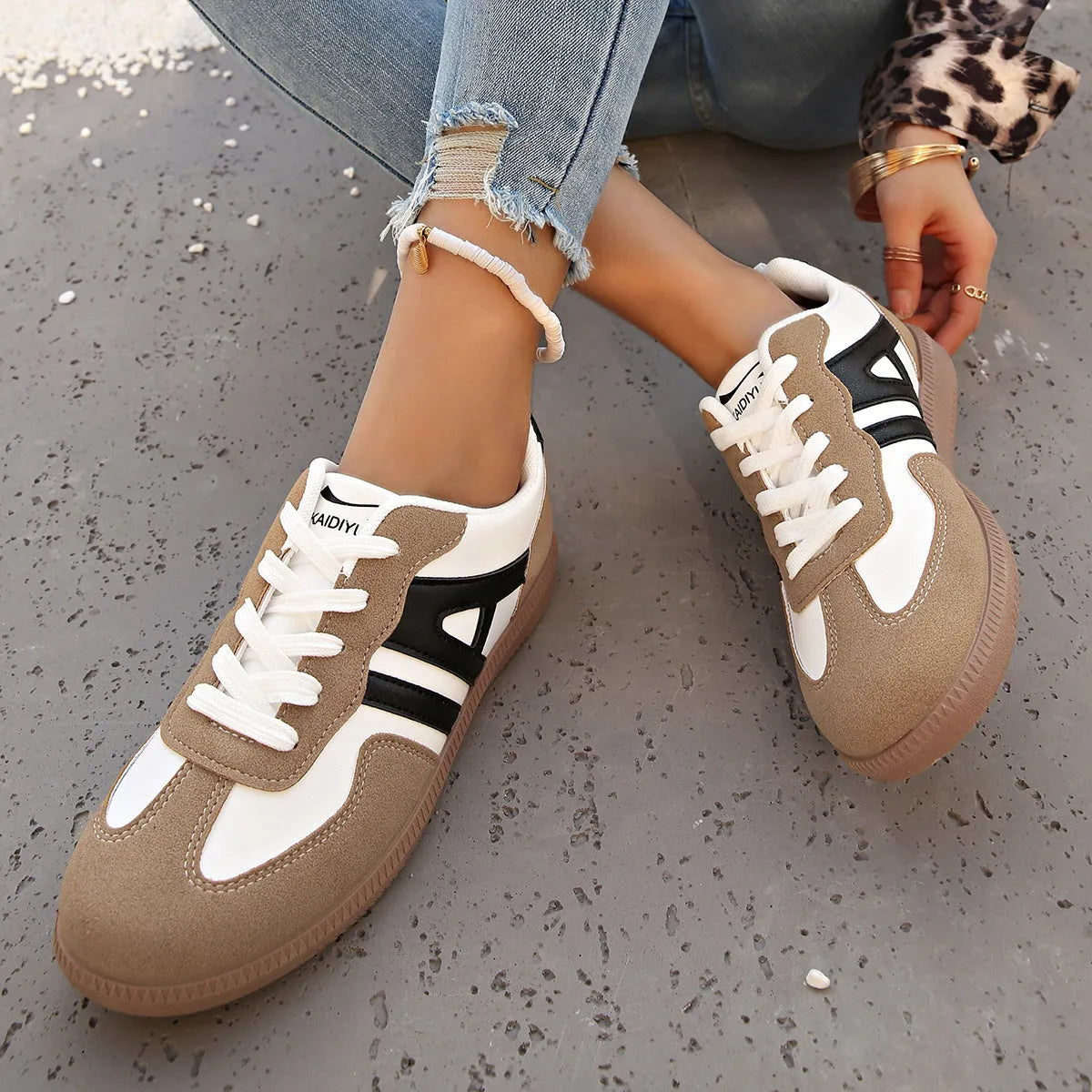 Women's retro colour-block lace-up jogging shoes in grey with a low platform heel and rubber sole.