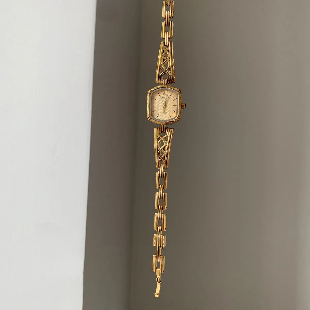 Women's quartz watch with gold strap and gold surface, special-interest palace design, AO68