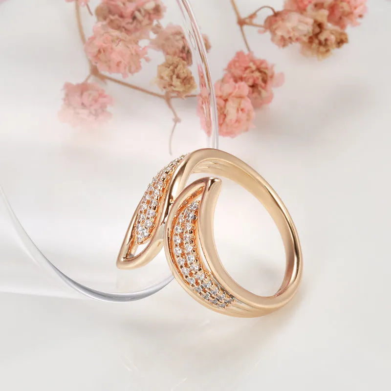 Fashion women's ring in copper electroplated rose gold with rhinestones and geometric inlay, gold-plated artificial gemstone centre