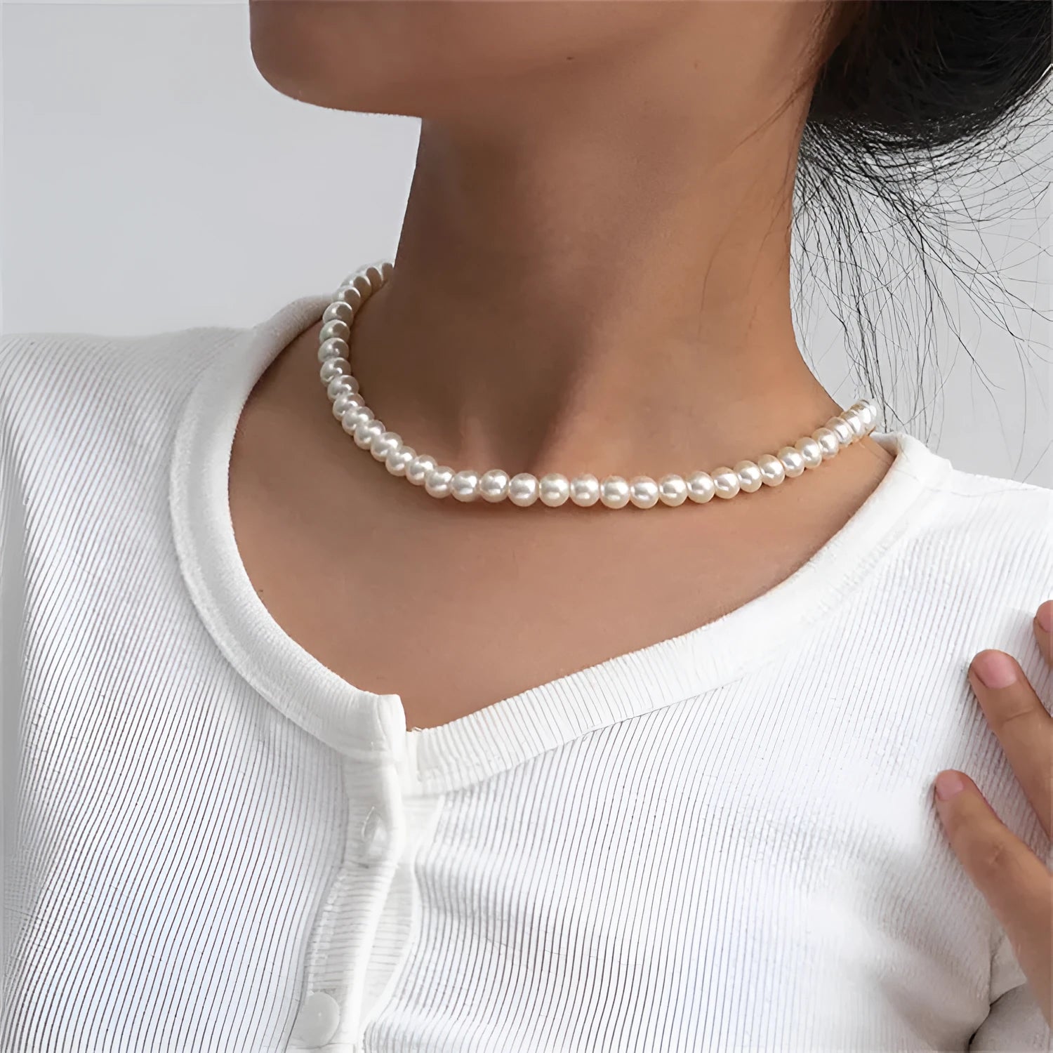 White round alloy pendant necklace for women on a plain background