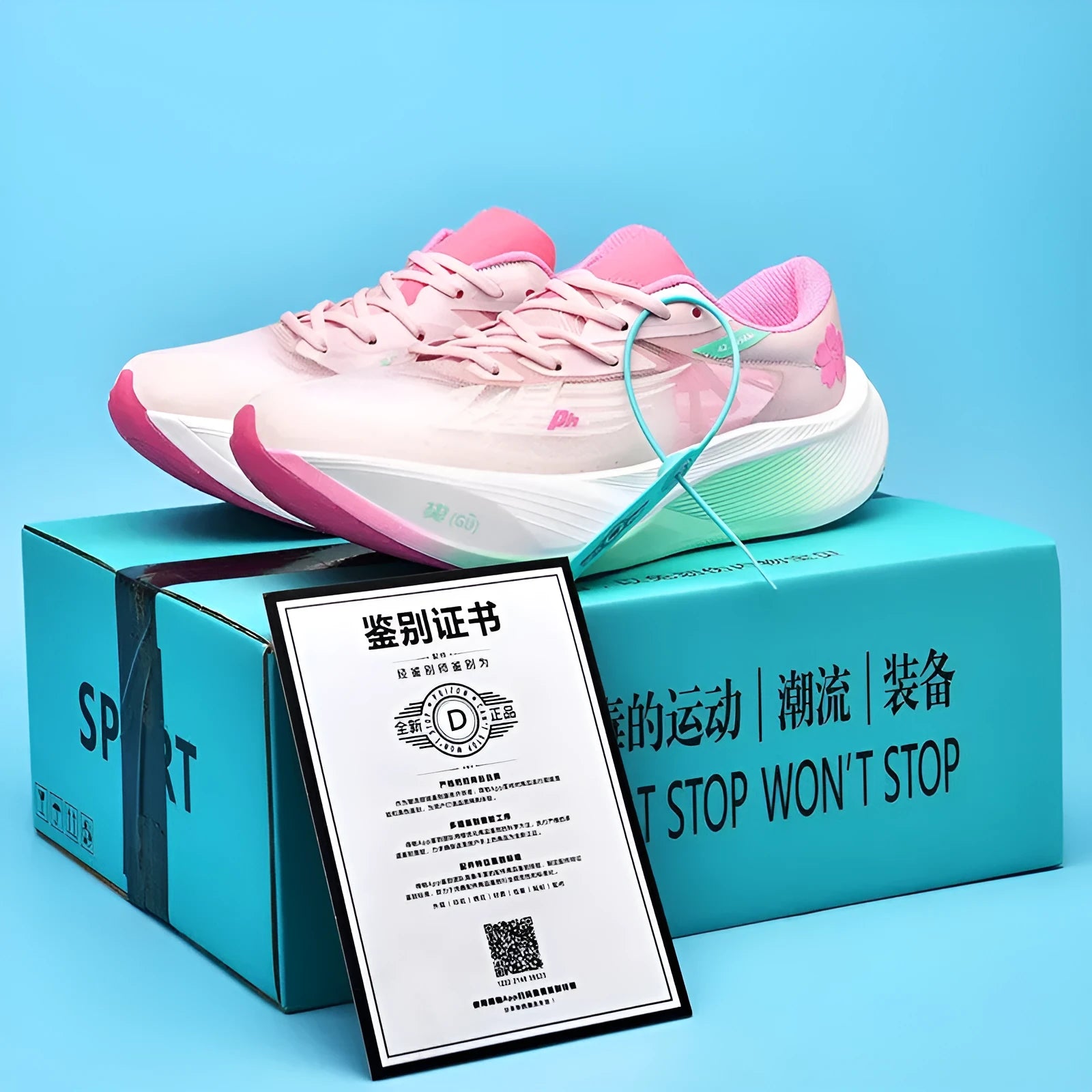 Adult low top lace-up sneaker with racing carbon plate, natural rubber sole, and PU mesh upper in Glacier colour.