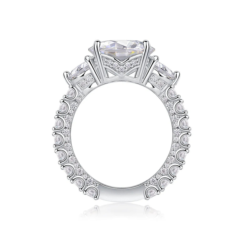 Three-diamond shining 5-carat moissanite S925 silver platinum-plated wedding ring on display in gift box