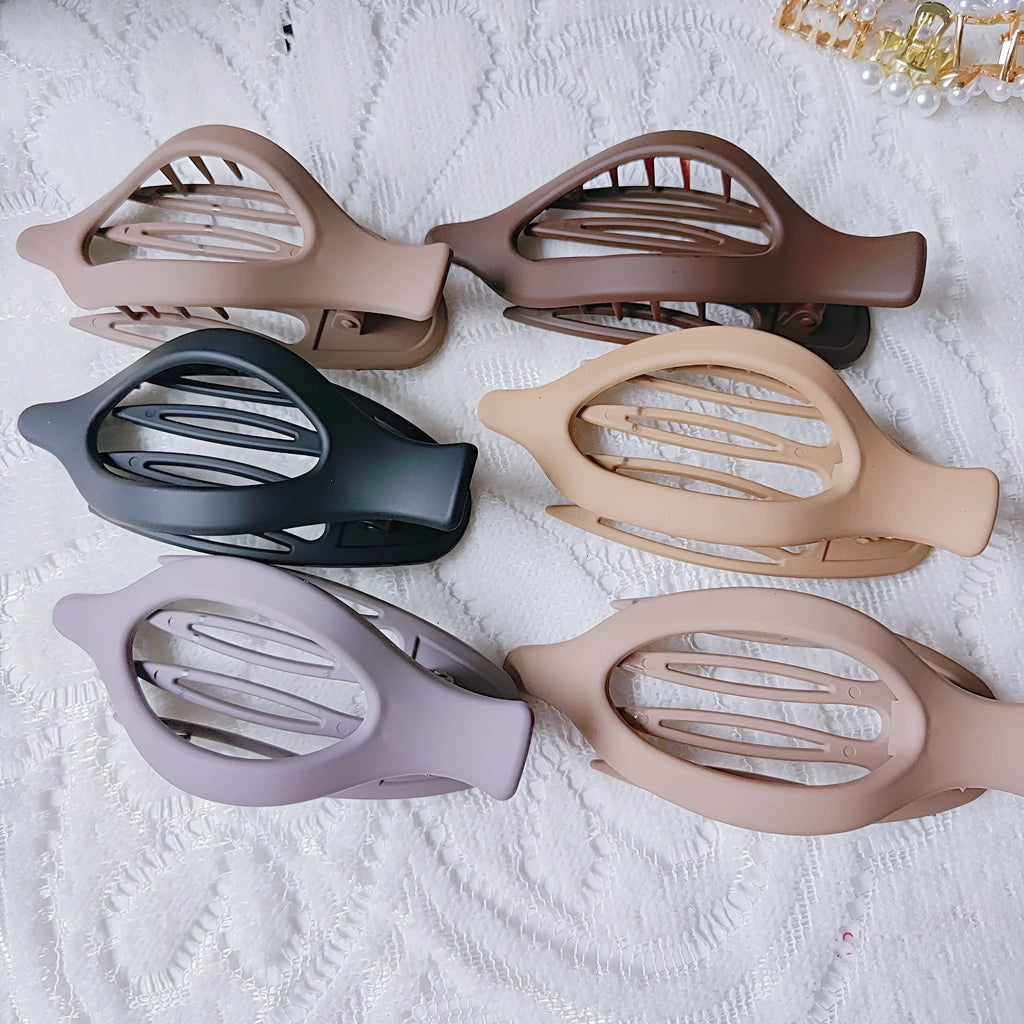 Six plastic hair clips with frosted grip and quadrilateral design in nude and rose red colours