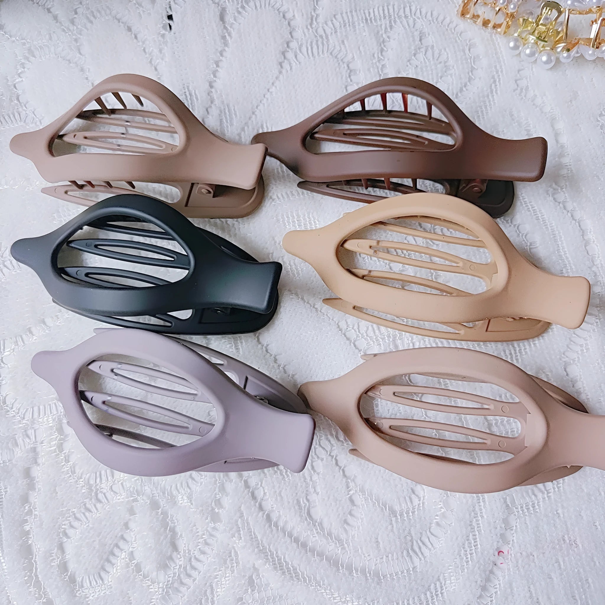 Six plastic hair clips with frosted grip and quadrilateral design in nude and rose red colours