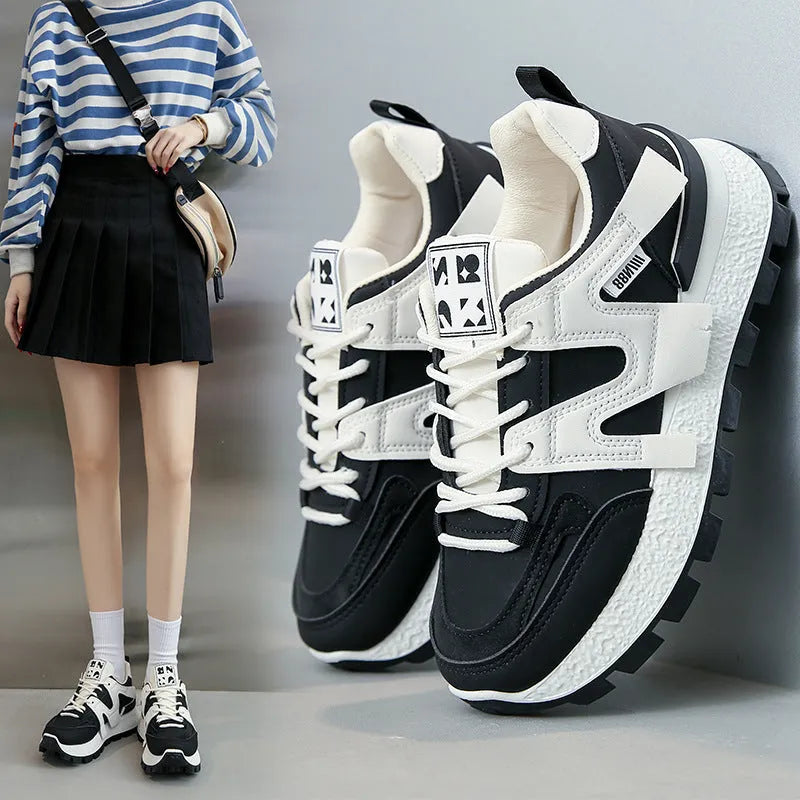 Women's low-top running sneakers in black with round toe and rubber sole, lace-up closure