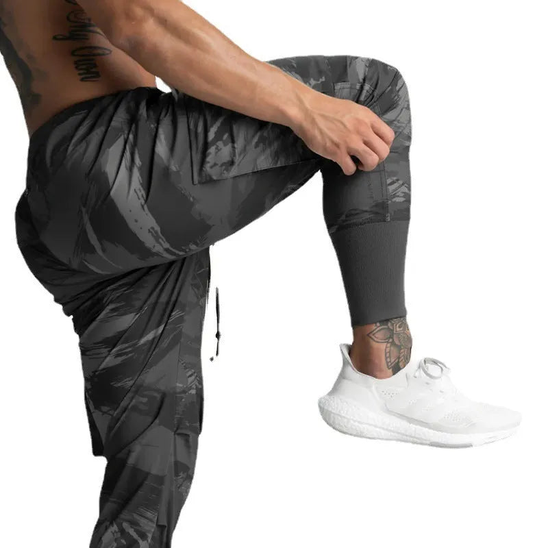 Men's camo woven fitness leggings in black camouflage, loose thin fabric for gym and running