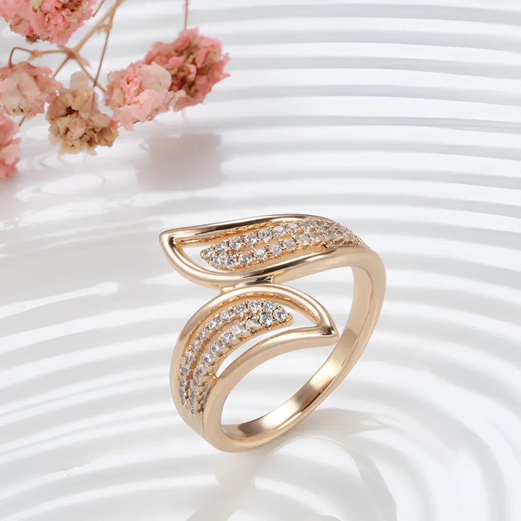 Fashion women's ring in copper electroplated rose gold with rhinestones and geometric inlay, gold-plated artificial gemstone centre