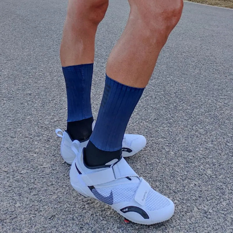 Breathable chemical fibre blend cycling socks in six colours for outdoor sports.