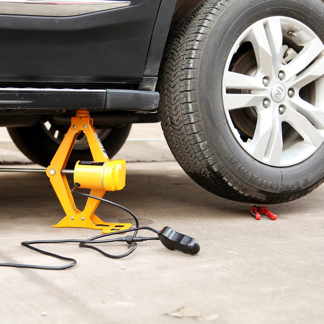 Electric hydraulic vehicle jack kit with 2-tonne capacity on a grey background
