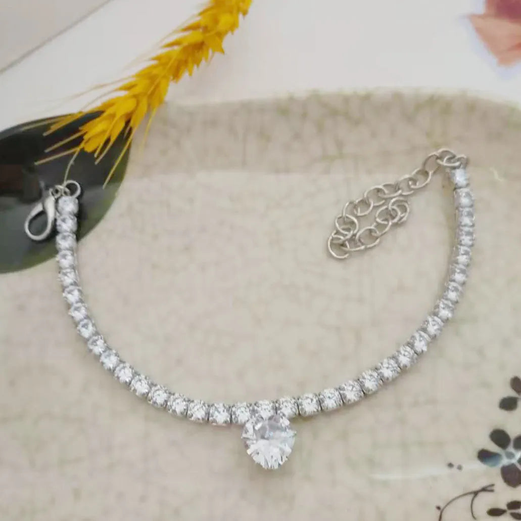 Heart-shaped rhinestone pet collar for cats and dogs in gold colour with adjustable sizing