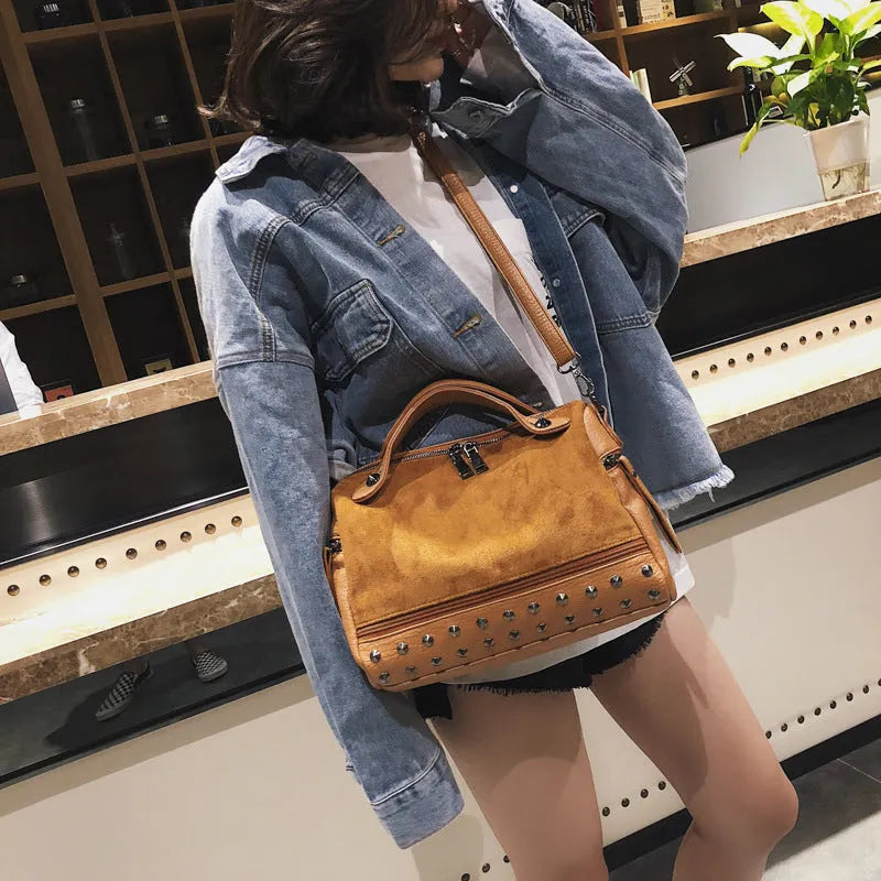 Large casual tote shoulder bag for women in soft PU leather with zipper closure