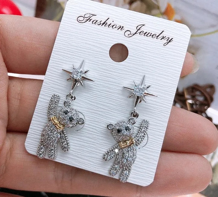 Star-shaped stud earrings in gold with diamond-cut metal and inlaid artificial stones