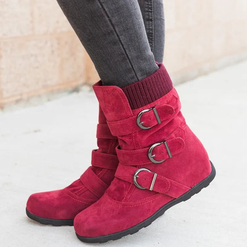 Casual winter boots with strap buckle, round toe, flat heel, cotton lining, in black colour