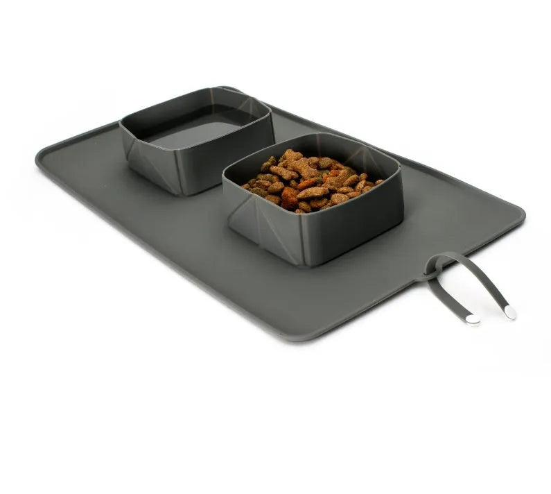 Green silicone travel bowl for dogs and cats, foldable with dual compartments, 600 ml capacity
