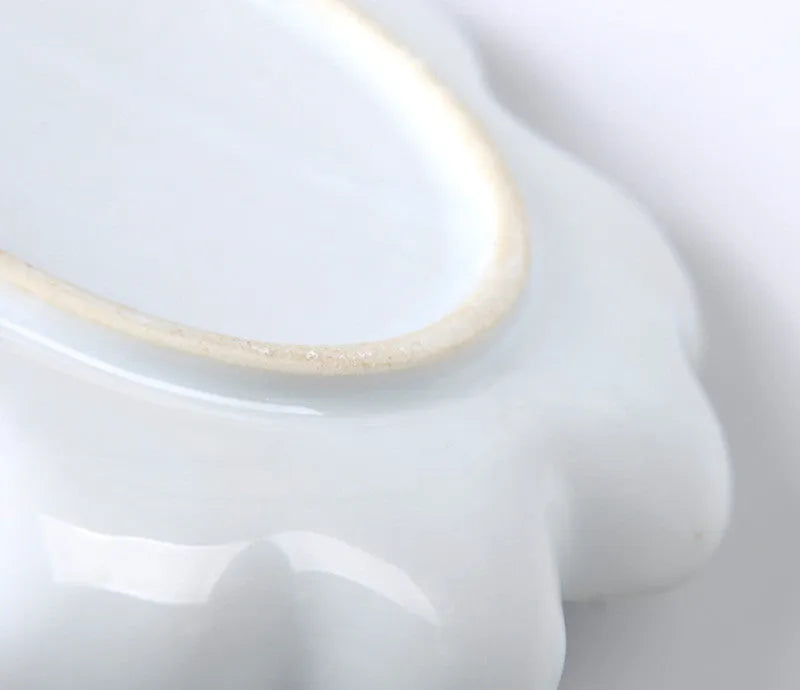 White ceramic plum blossom shaped paint palette for watercolour acrylic oil painting