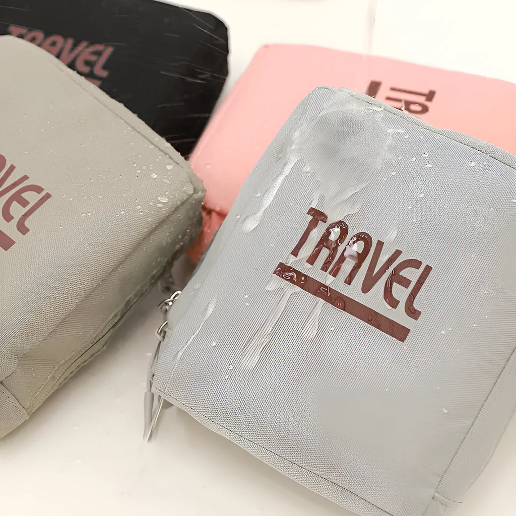 Cube-shaped travel storage bag in oxford cloth with zip closure for clothing organisation