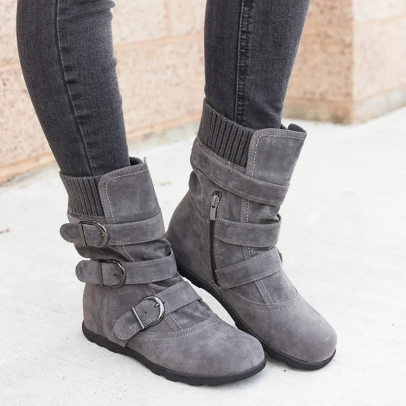 Casual winter boots with strap buckle, round toe, flat heel, cotton lining, in black colour