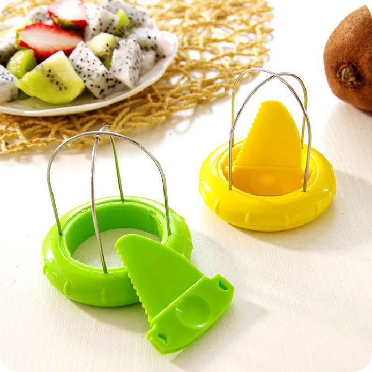Mini kiwi cutter peeler slicer in ABS and stainless steel, 5.5 x 4.5 cm, with random colour option