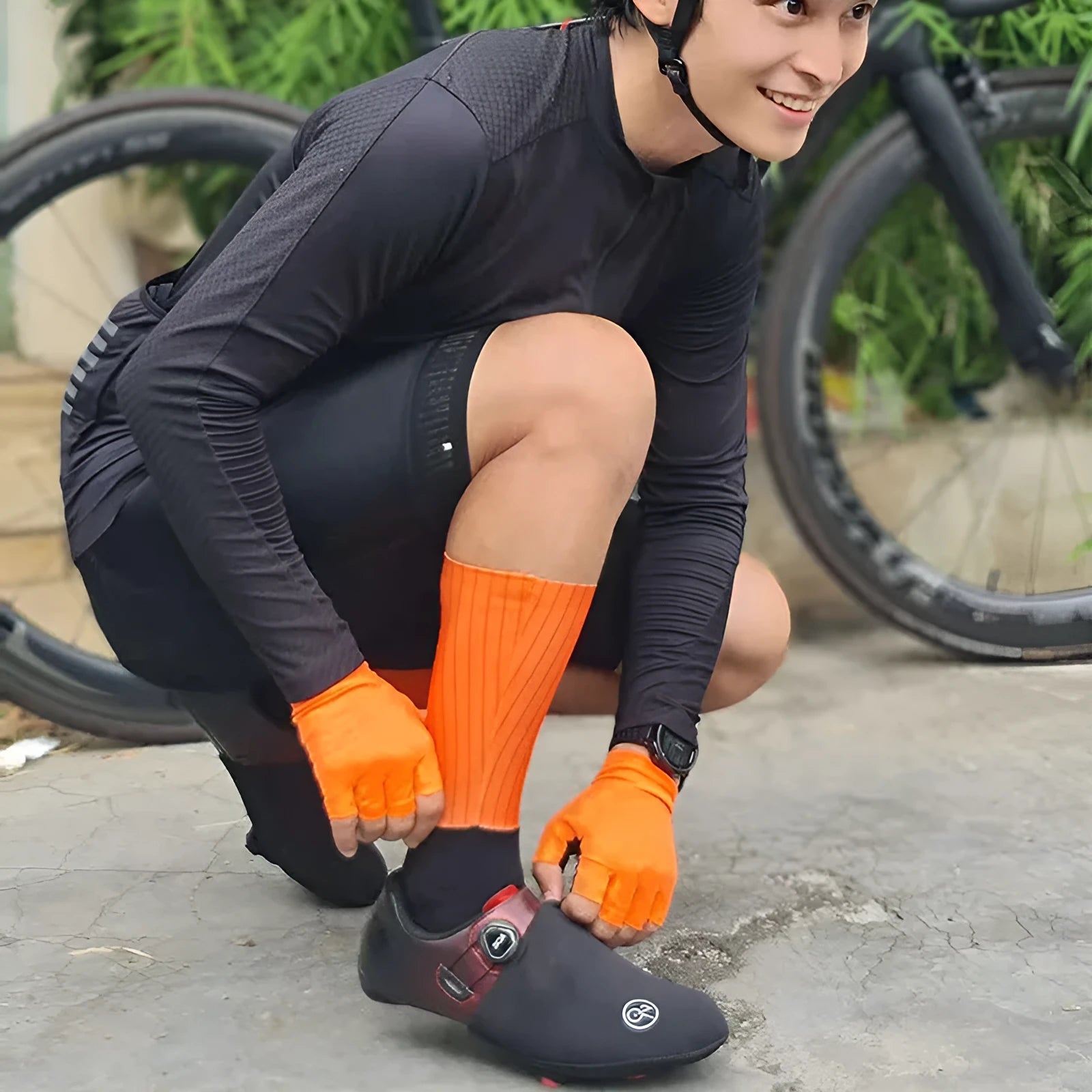 Breathable chemical fibre blend cycling socks in six colours for outdoor sports.