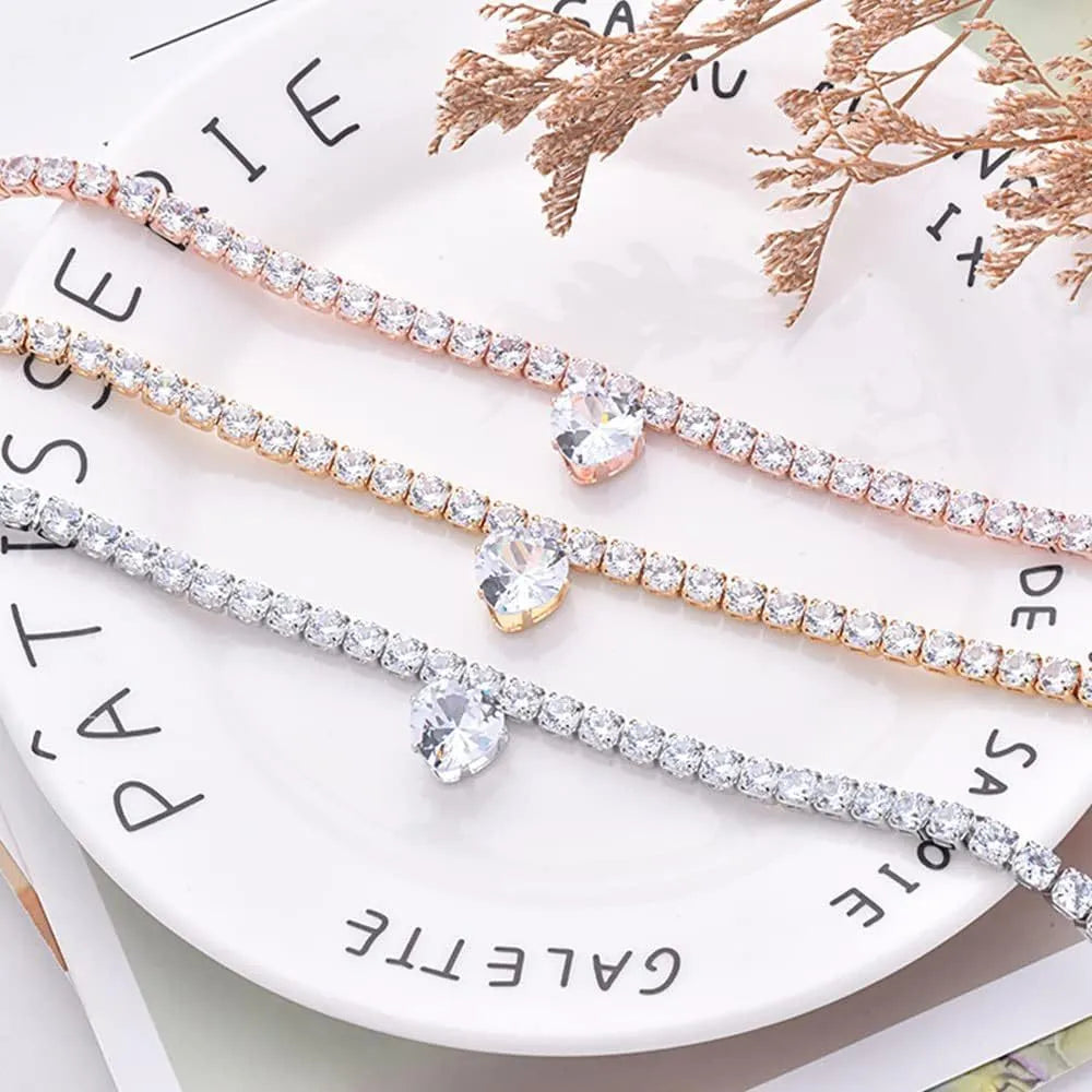 Heart-shaped rhinestone pet collar for cats and dogs in gold colour with adjustable sizing