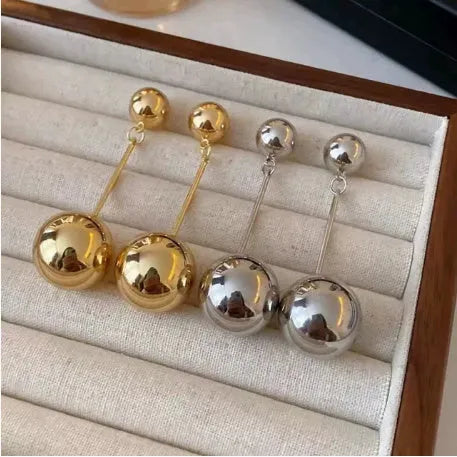 Metal heart-shaped geometric earrings with electroplated silver needle finish, three colour ball options