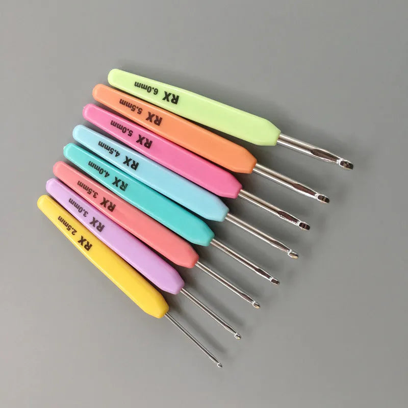 16 crochet hooks with thick and thin plastic handles in PU storage bag