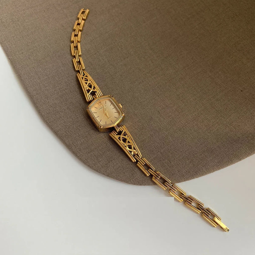 Women's quartz watch with gold strap and gold surface, special-interest palace design, AO68