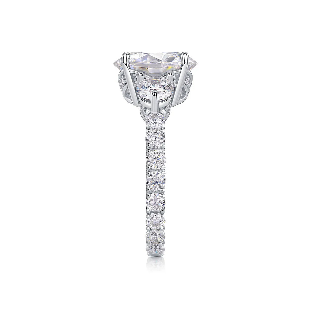 Three-diamond shining 5-carat moissanite S925 silver platinum-plated wedding ring on display in gift box