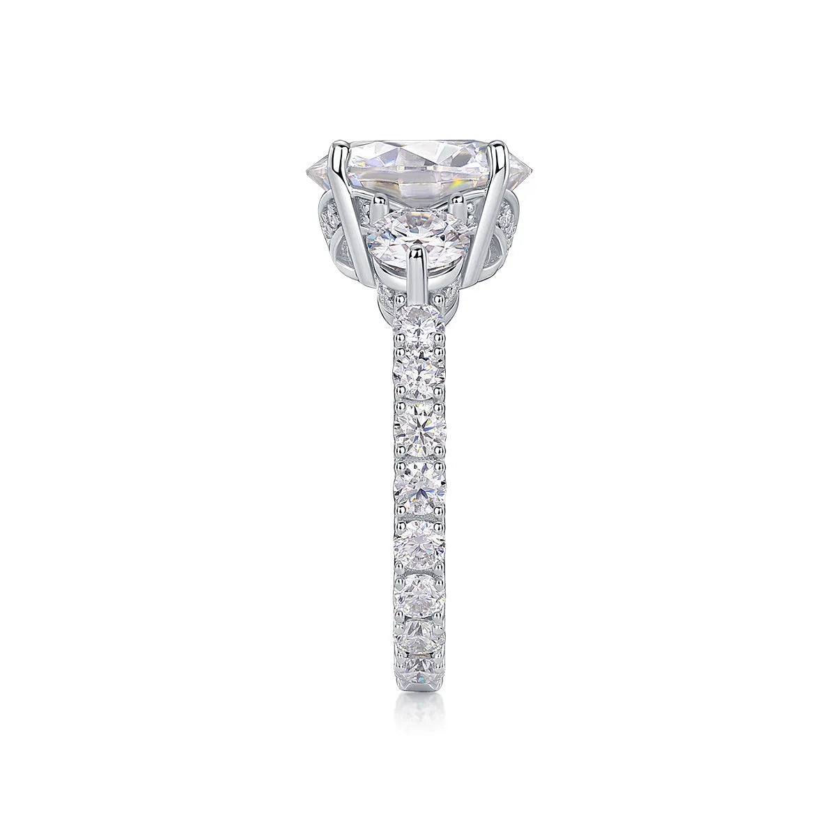 Three-diamond shining 5-carat moissanite S925 silver platinum-plated wedding ring on display in gift box