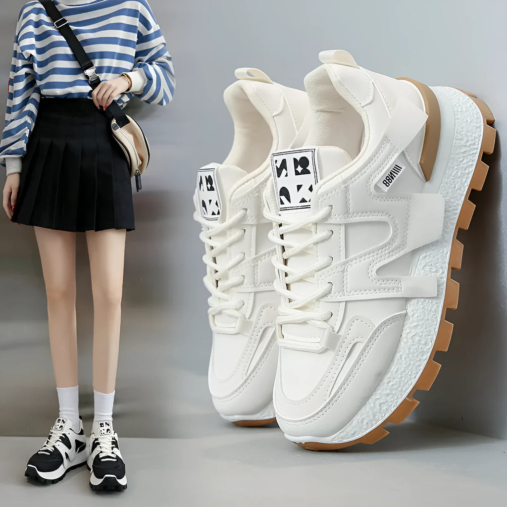 Women's low-top running sneakers in black with round toe and rubber sole, lace-up closure