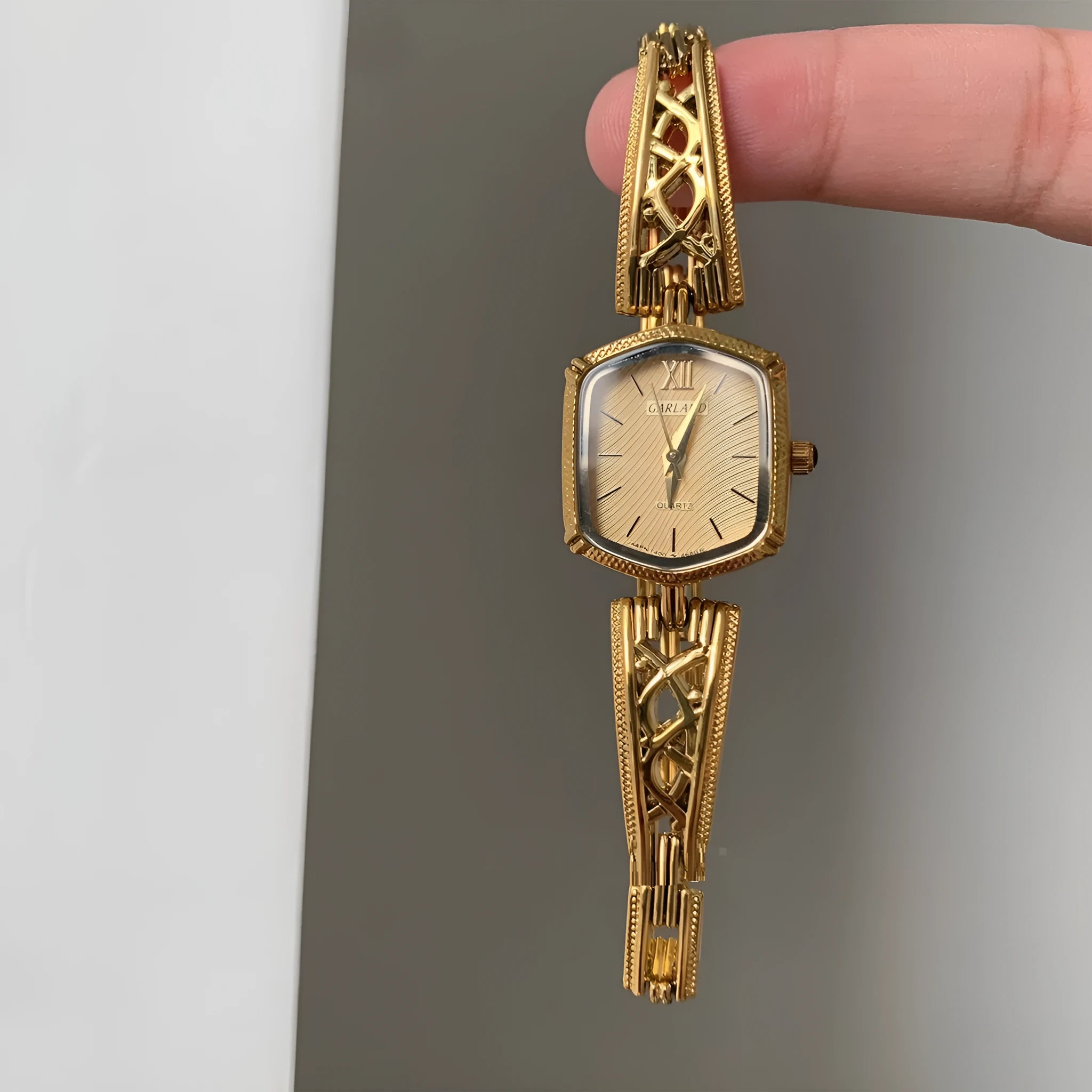 Women's quartz watch with gold strap and gold surface, special-interest palace design, AO68