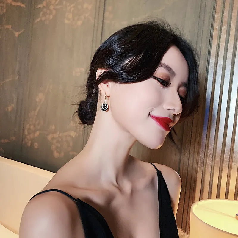 Black geometric round piece alloy earrings with 3.6cm drop length, retro Hong Kong style