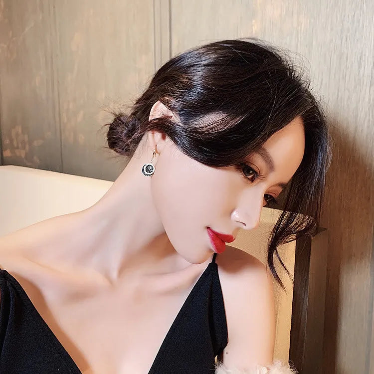 Black geometric round piece alloy earrings with 3.6cm drop length, retro Hong Kong style