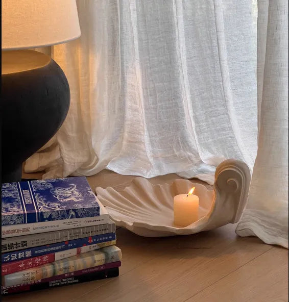 White resin simulation shell fruit plate ornament for light luxury table decoration.