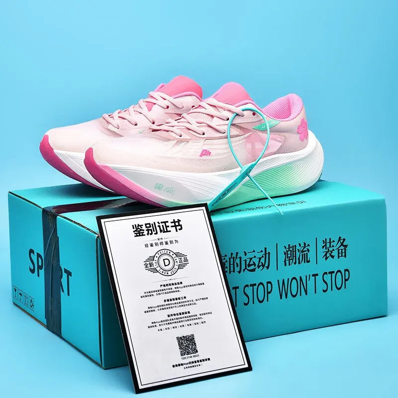 Adult low top lace-up sneaker with racing carbon plate, natural rubber sole, and PU mesh upper in Glacier colour.