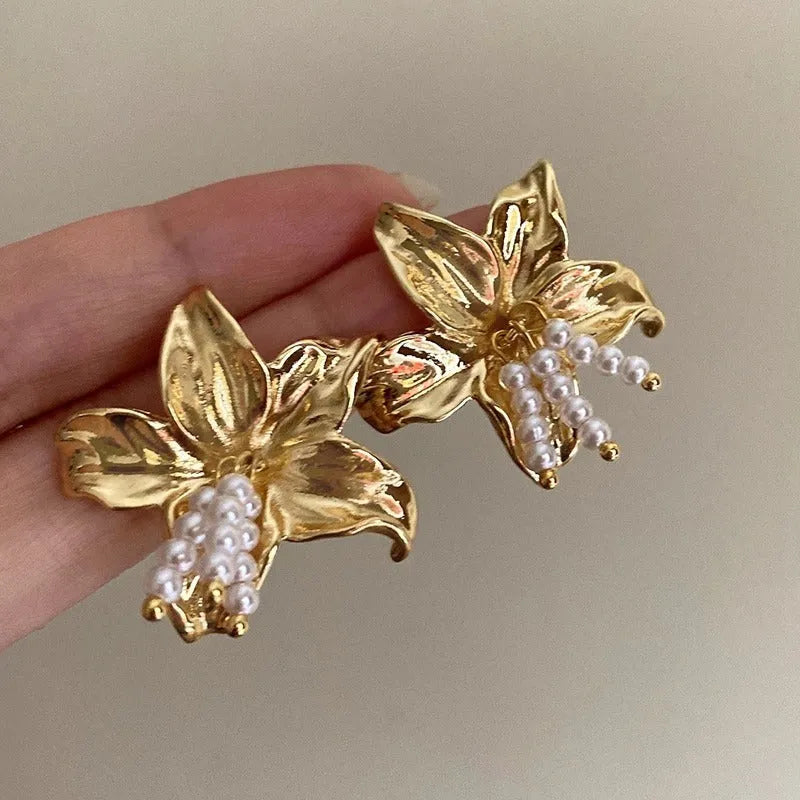 Golden H1795 metal flower earrings with exaggerated design and personalised styling elements