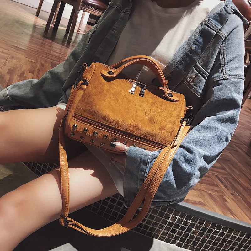 Large casual tote shoulder bag for women in soft PU leather with zipper closure