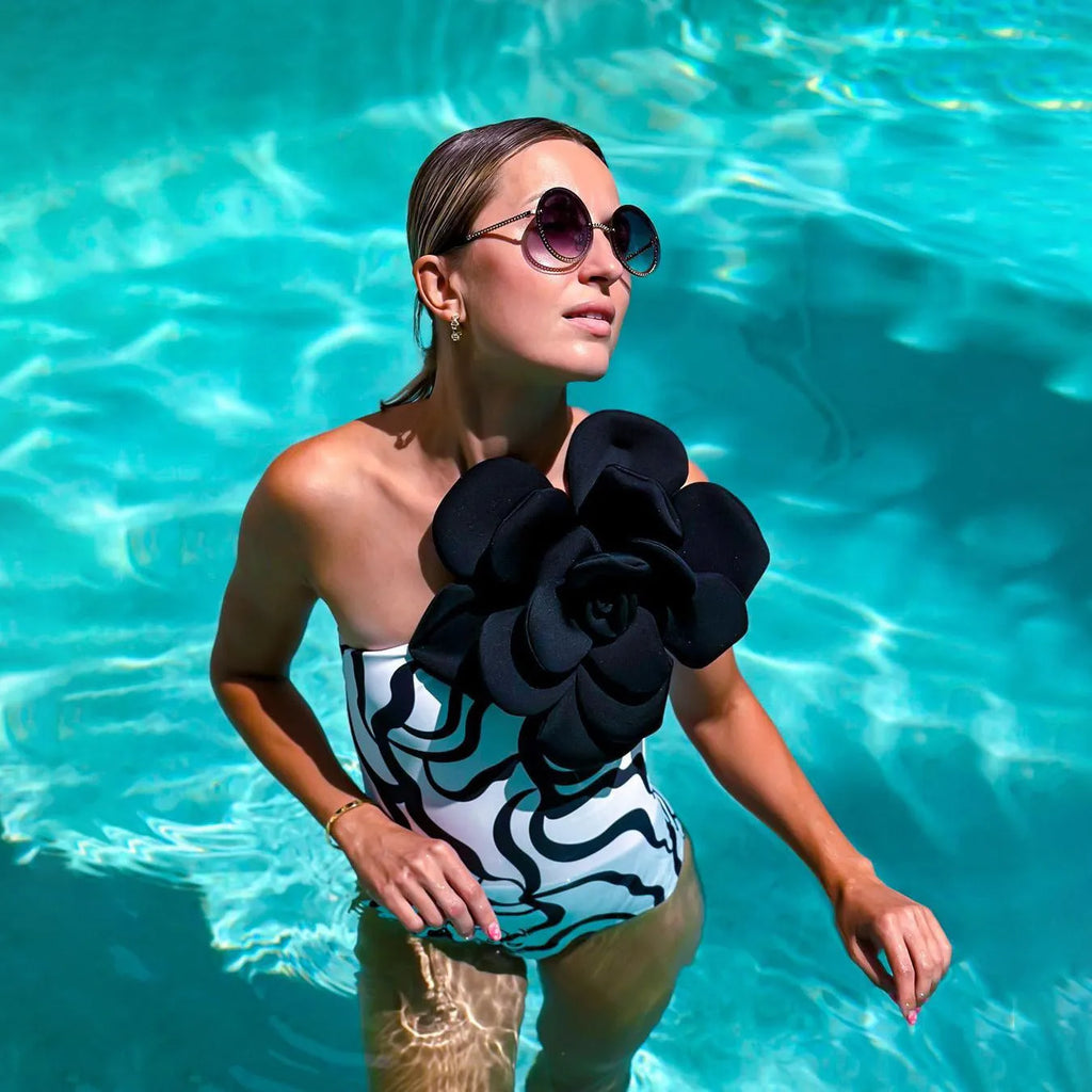 One-piece swimsuit with three-dimensional floral patterns in European-American styling for swimming activities