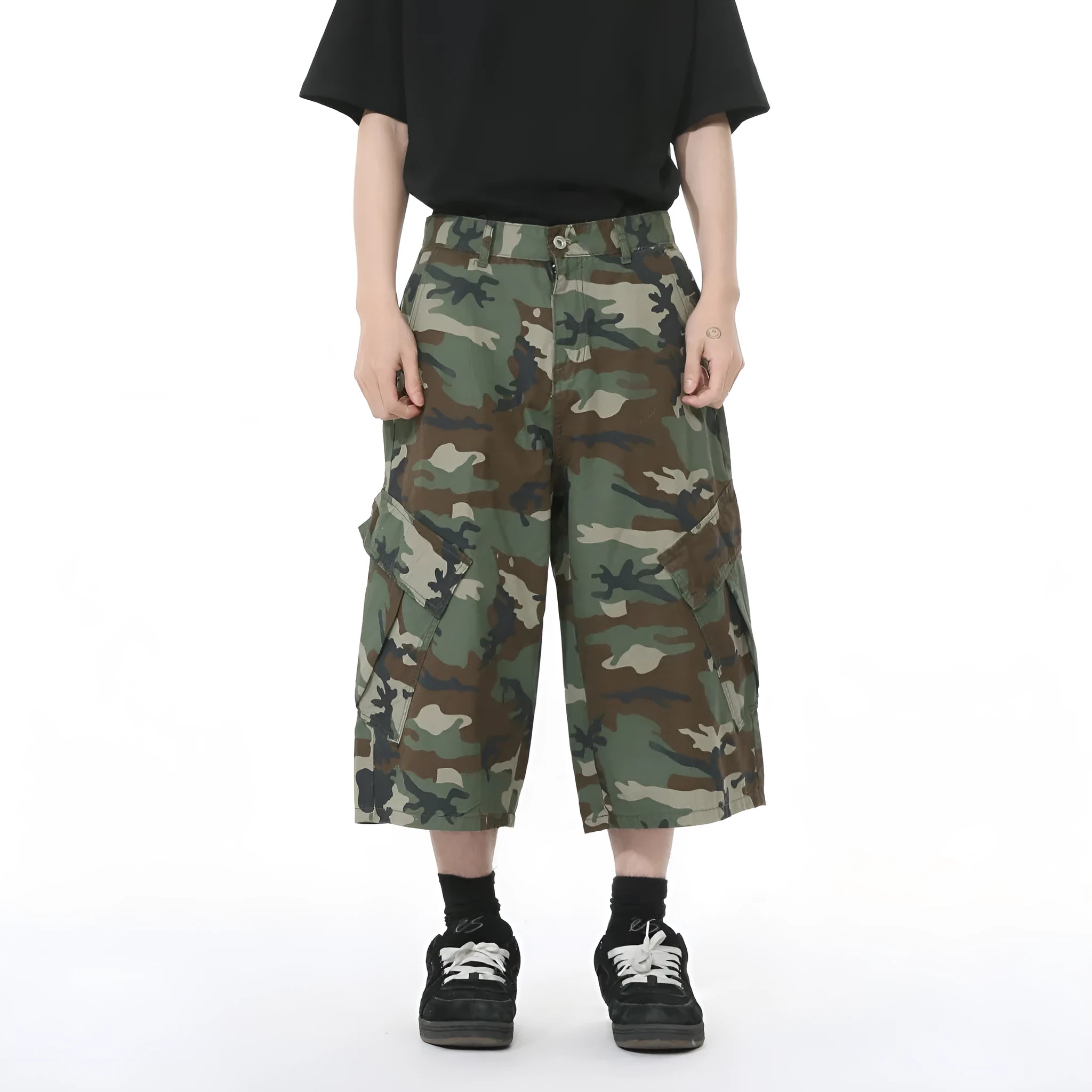 Men's loose-fit camouflage cotton wide-leg cropped jeans with side stitching and large pockets.