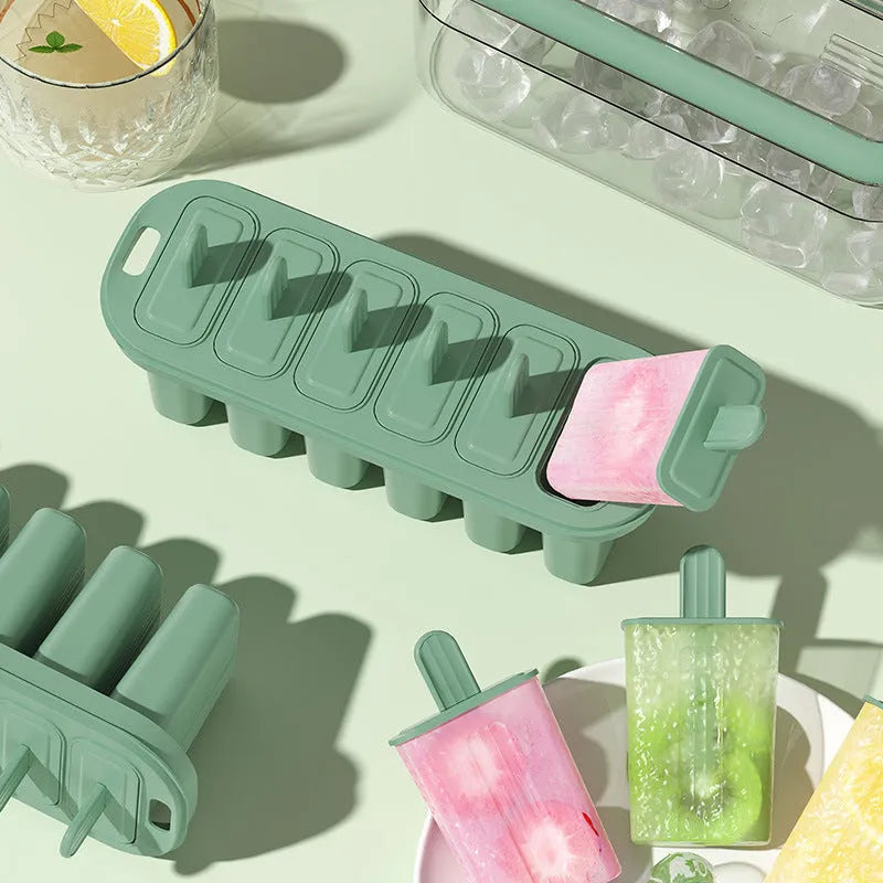 Portable popsicle mold in beige colour, made from PP and PET, measuring 23.4 cm long