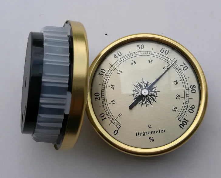 Analog thermometer and hygrometer with aluminium ring and dial for indoor outdoor monitoring