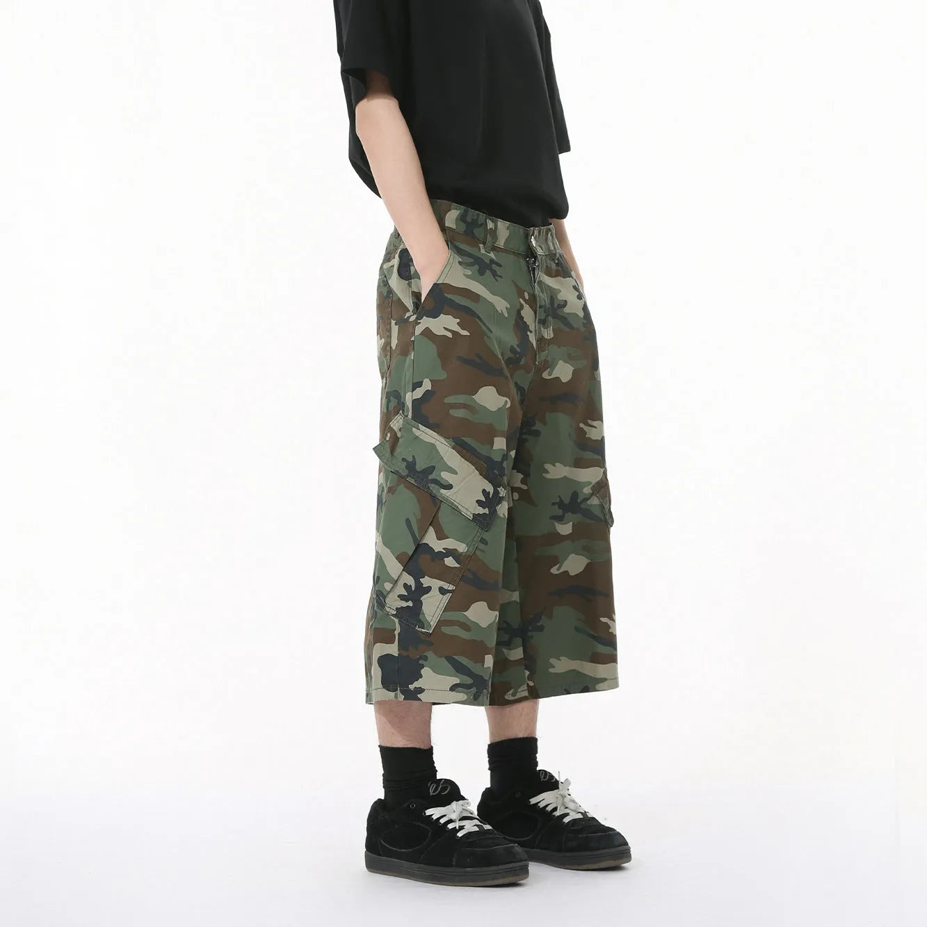 Men's loose-fit camouflage cotton wide-leg cropped jeans with side stitching and large pockets.