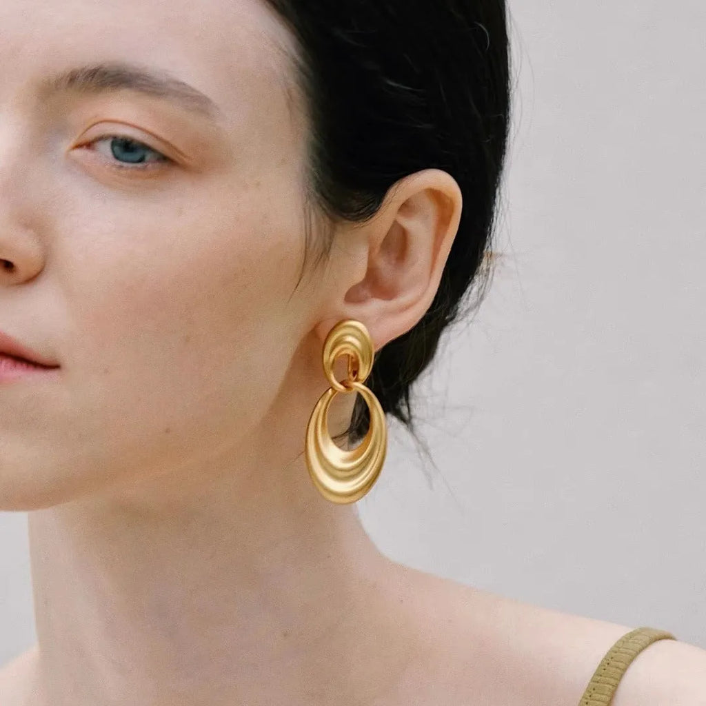 Plain gold double circle French retro earrings with quicksand finish, U-shaped copper design