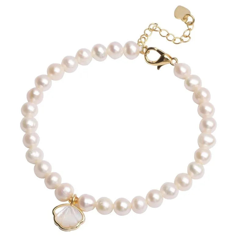 Women's freshwater pearl bracelet with a gold-toned fan charm on a 16cm elastic string.