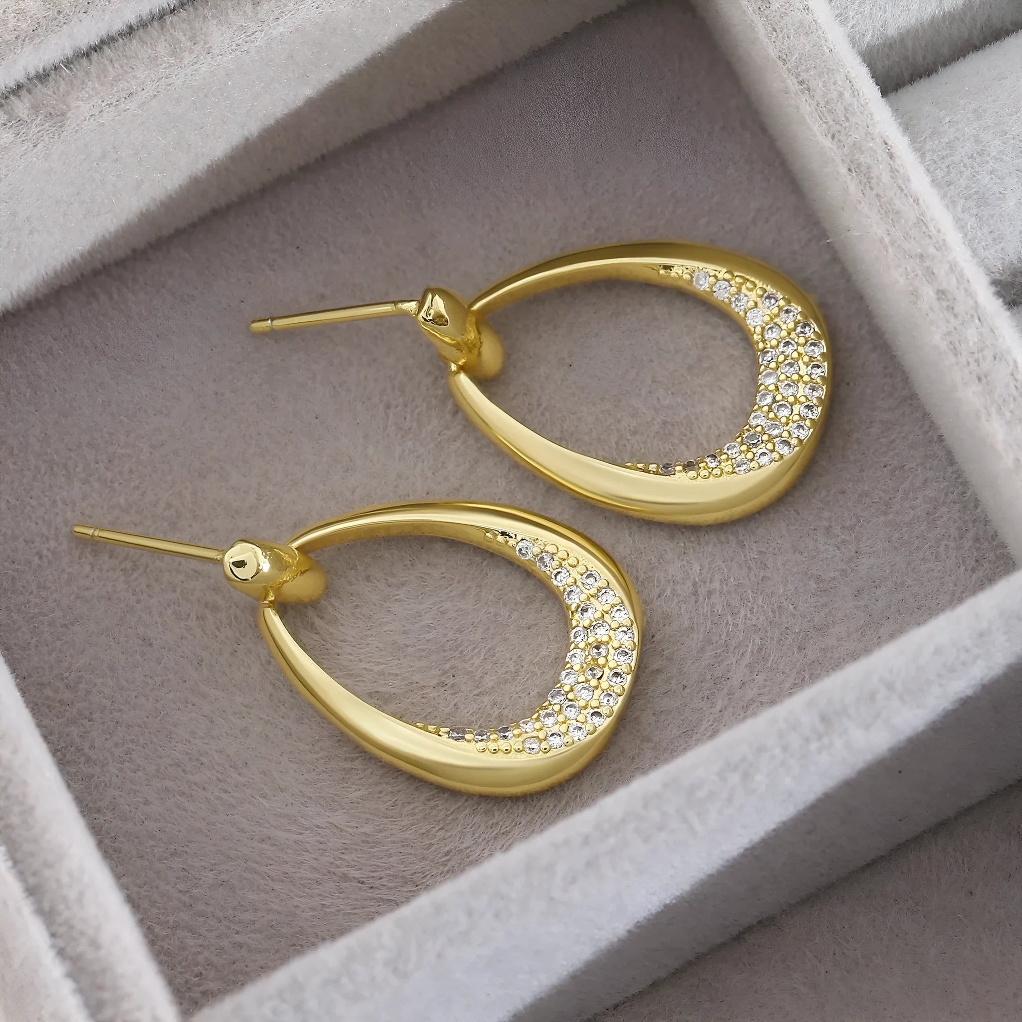Women's yellow gold geometric drop-shaped ring earrings with copper construction and electroplated finish