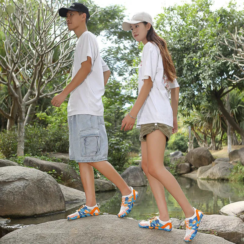 Men's and women's quick-drying lace-up beach shoes in mesh with a non-slip rubber sole.