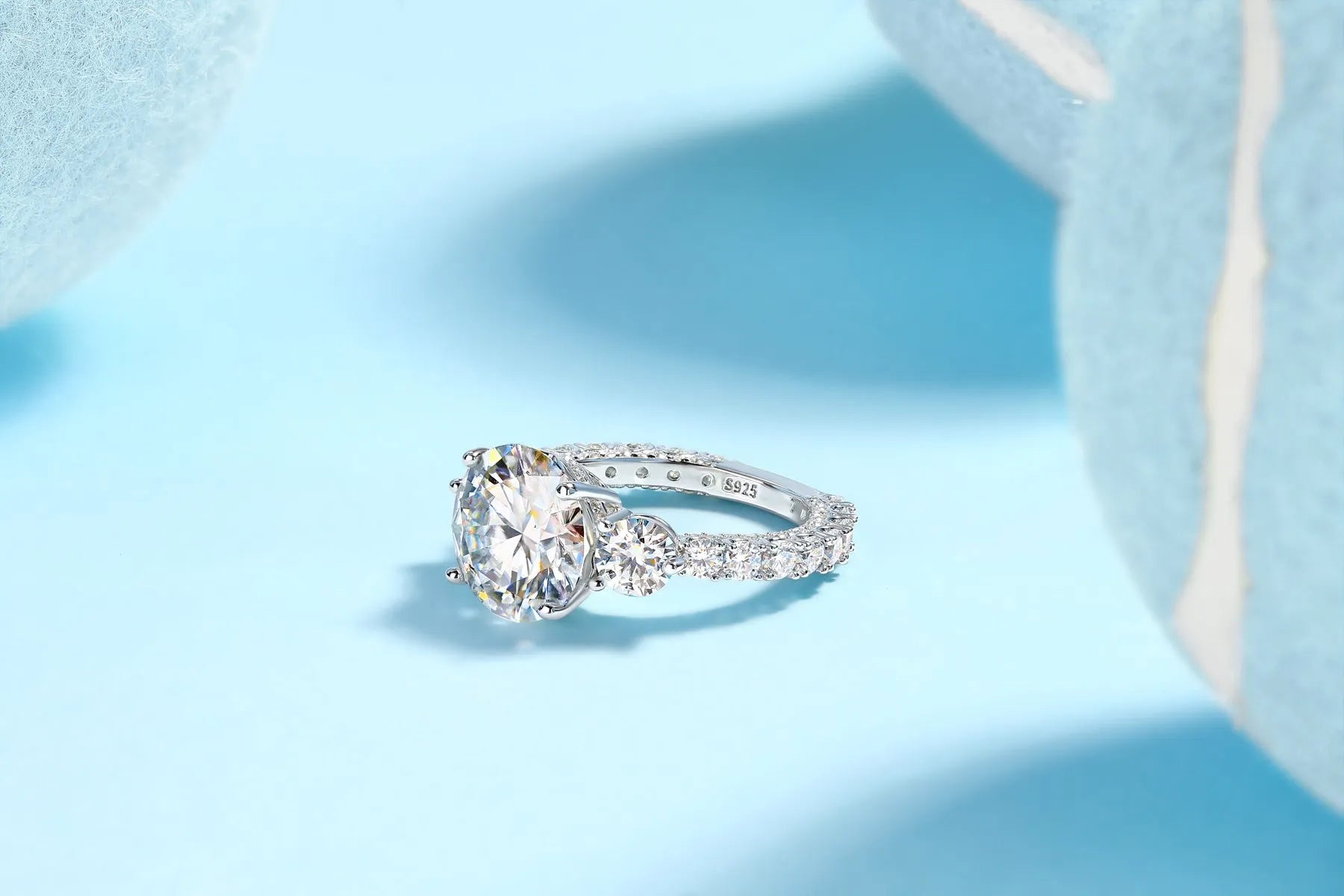 Three-diamond shining 5-carat moissanite S925 silver platinum-plated wedding ring on display in gift box