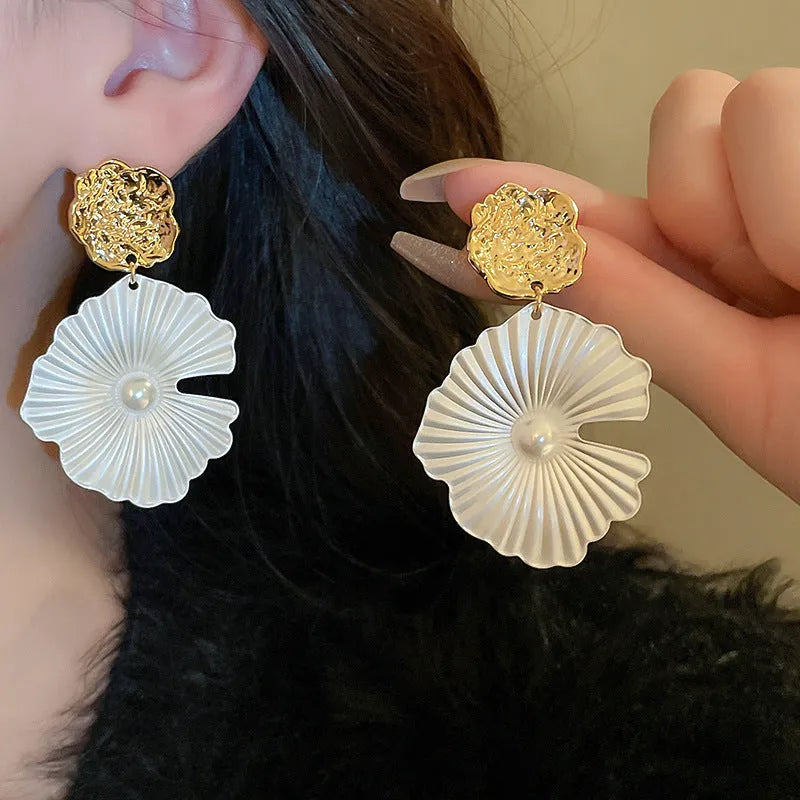 Metal heart-shaped geometric earrings with electroplated silver needle finish, three colour ball options