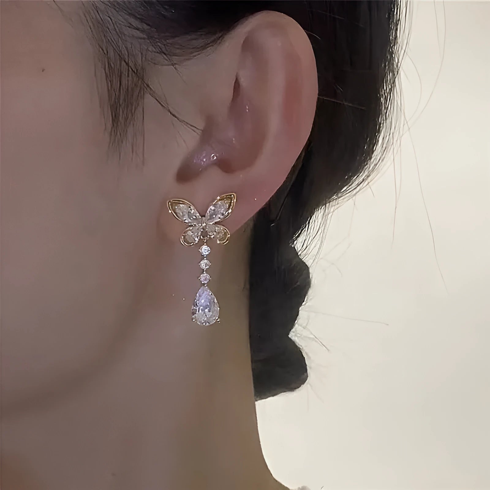 Bow stud earrings with electroplated platinum finish on zinc alloy