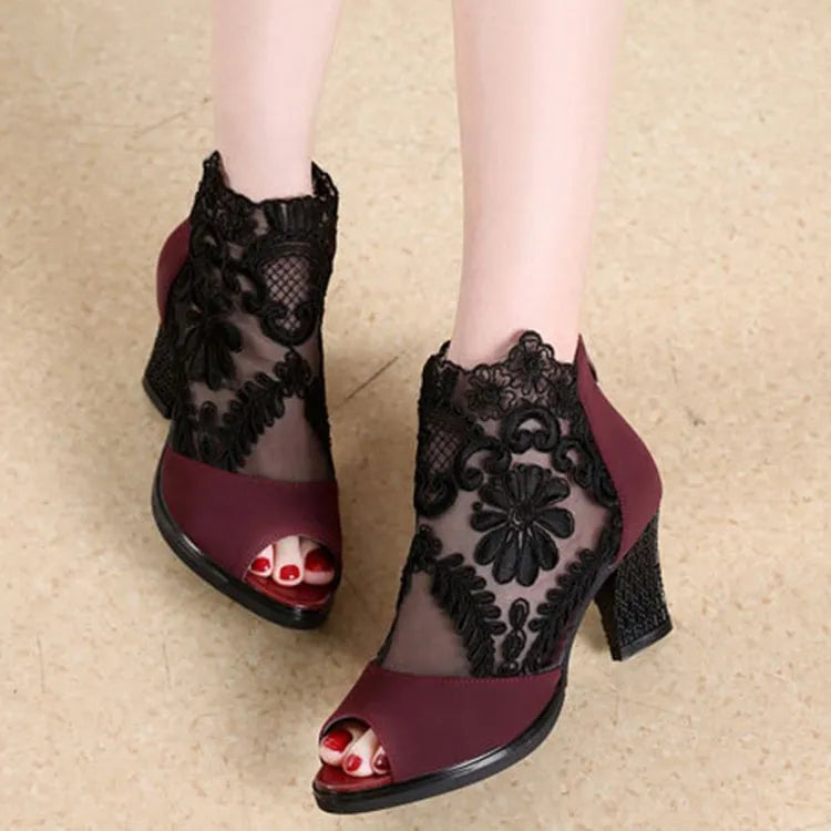 Women's black lace gladiator sandals with square heel and zip closure